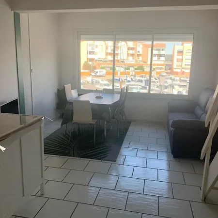 Duplex Facing The Port